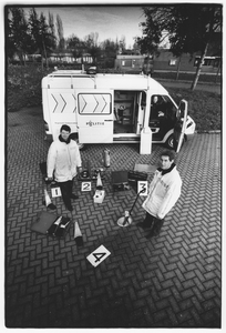 351609 Afbeelding van de auto van de regionale verkeerspolitie te IJsselstein, met links Leo Verlaan, rechts Theo Kok ...